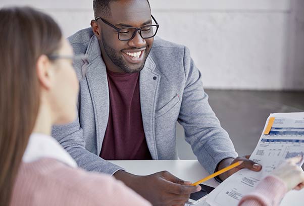 portrait-of-corporative-workers-look-at-chart-opt01